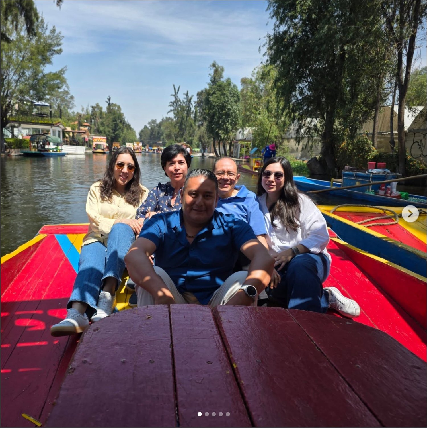 Giovanni con viajeros en una trajinera de Xochimilco
