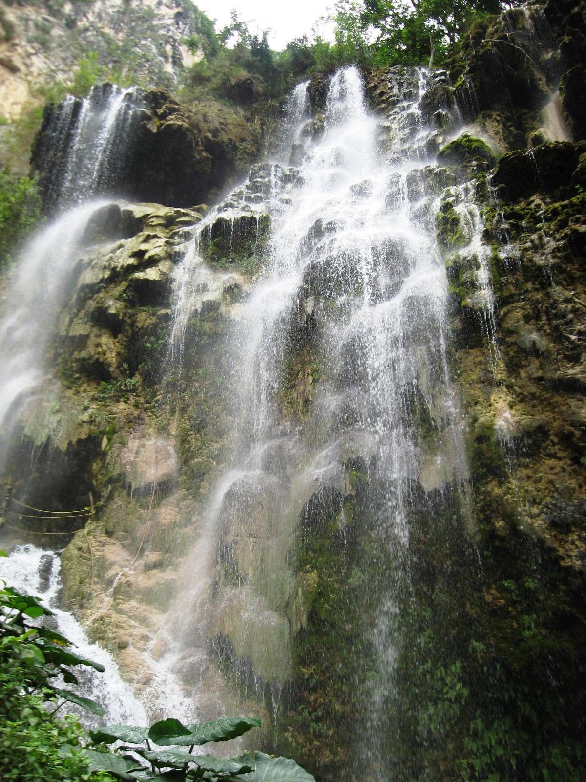 Aguas termales turquesa en Grutas de Tolantongo